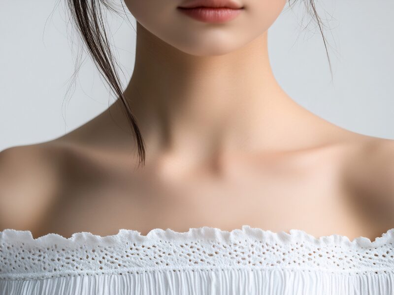 オフショルダーを着る女性